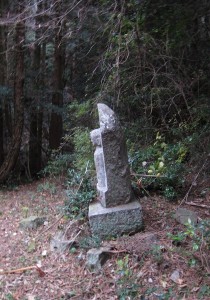 傾いた一本松越のお地蔵さん