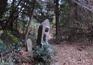 傾いた一本松越のお地蔵さん